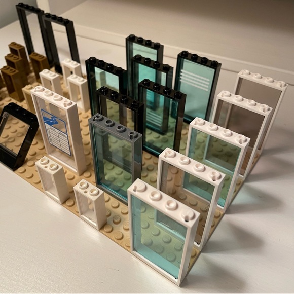 UPDATED: LEGO Window / Door Frame / Building Panel Assortment —46 pieces - Picture 3 of 13